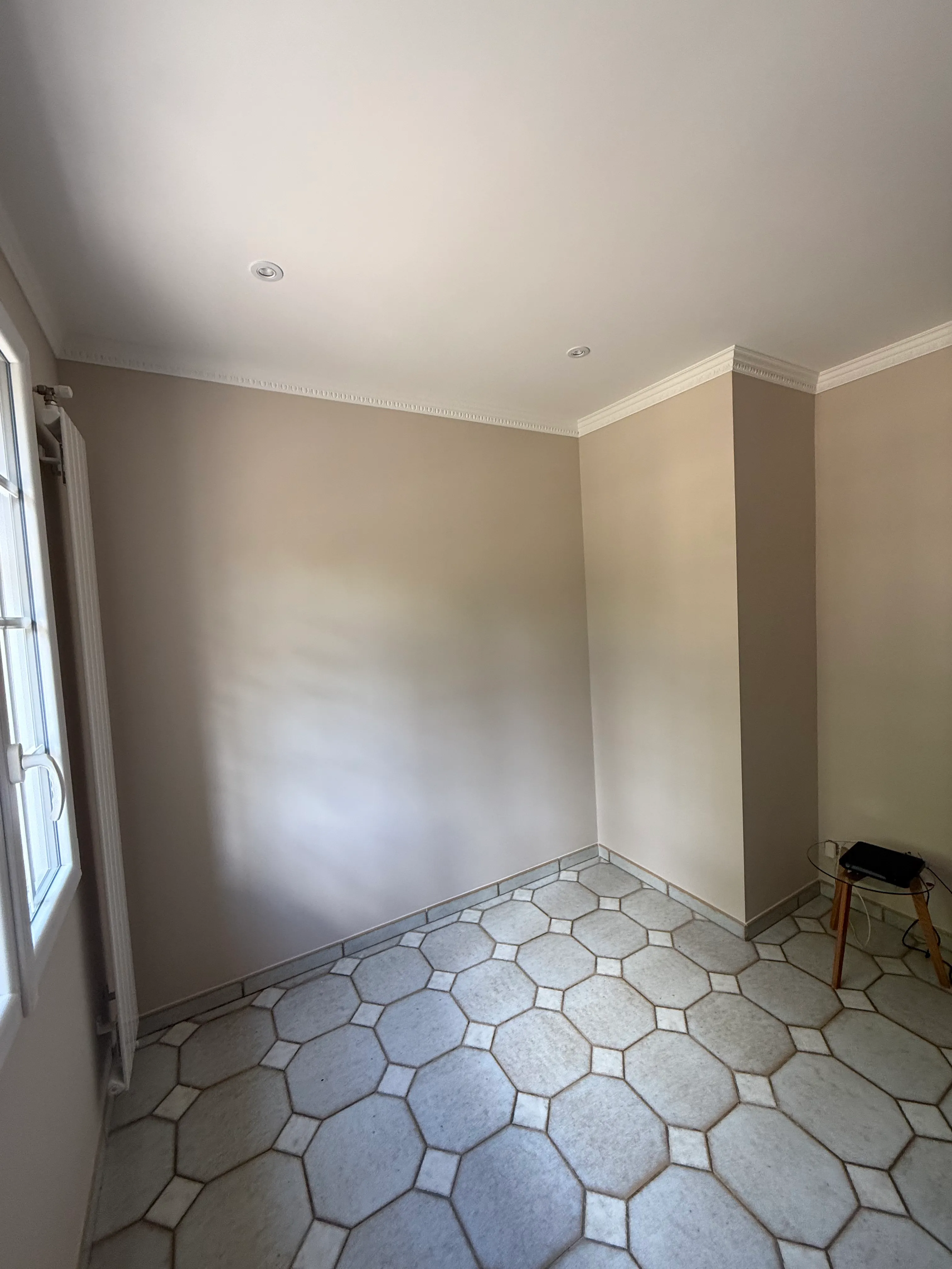 Pièce entièrement remise en état après sinistre — murs refaits et plafond lissé par LK Peinture dans le secteur de Bram
