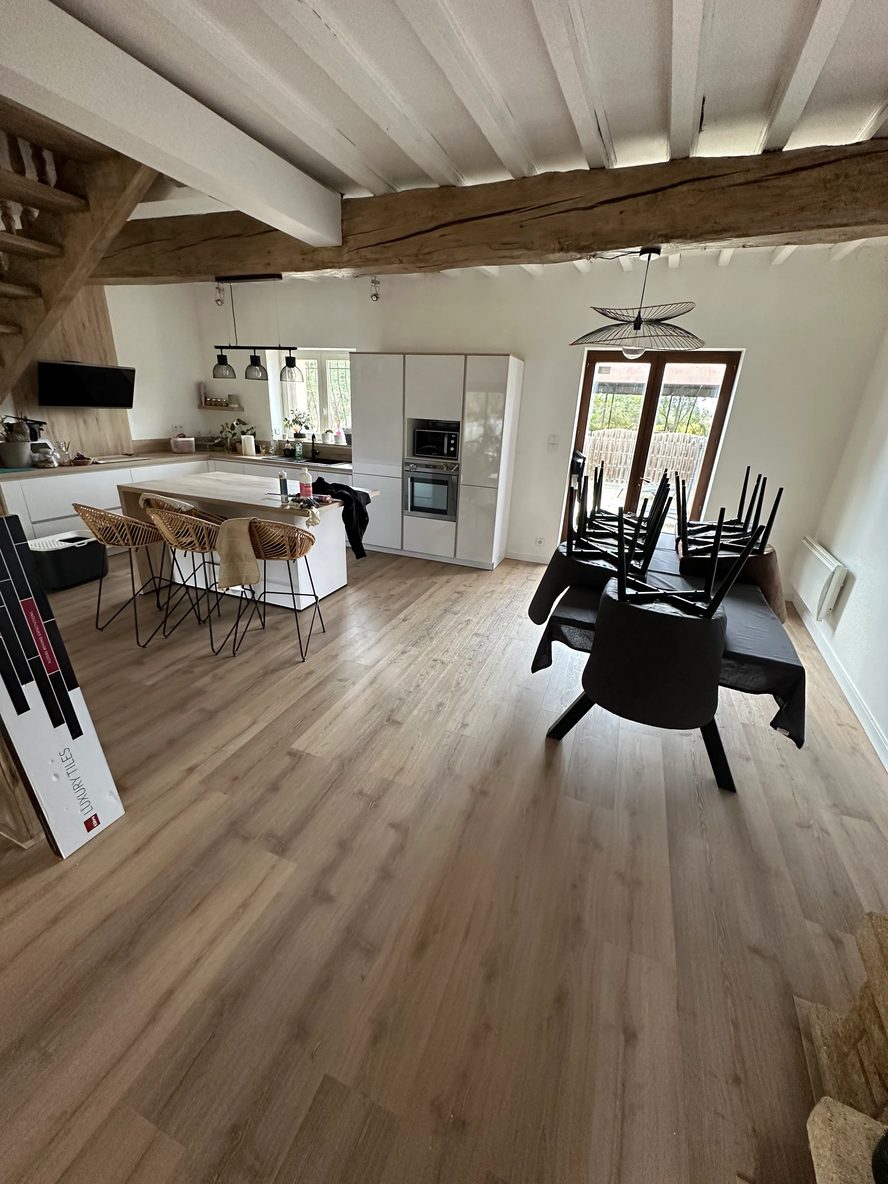 Parquet bois clair posé en pose droite dans une pièce de vie — LK Peinture Alairac