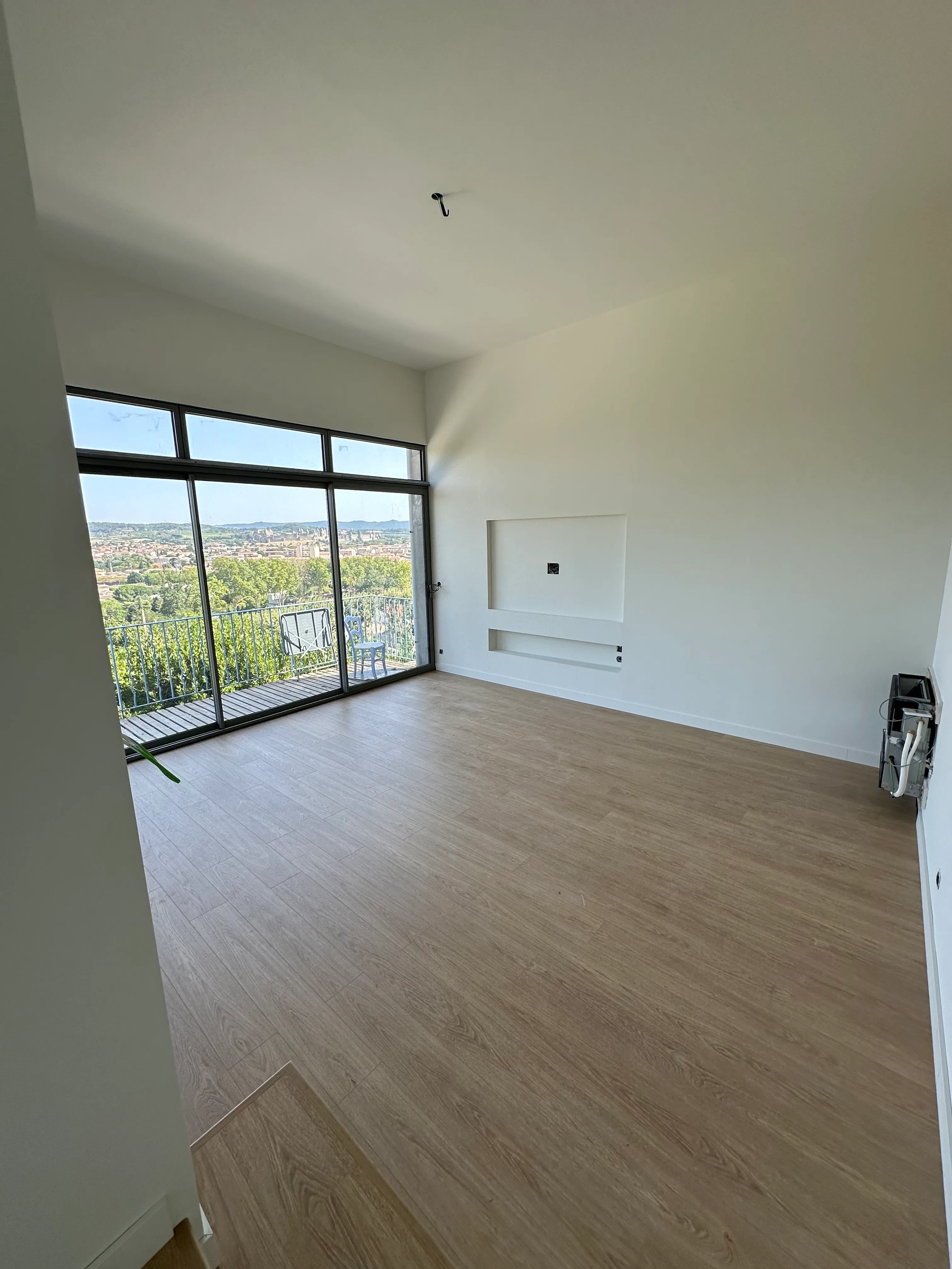 Même pièce après pose d'un parquet clair ton chêne, résultat lumineux et chaleureux