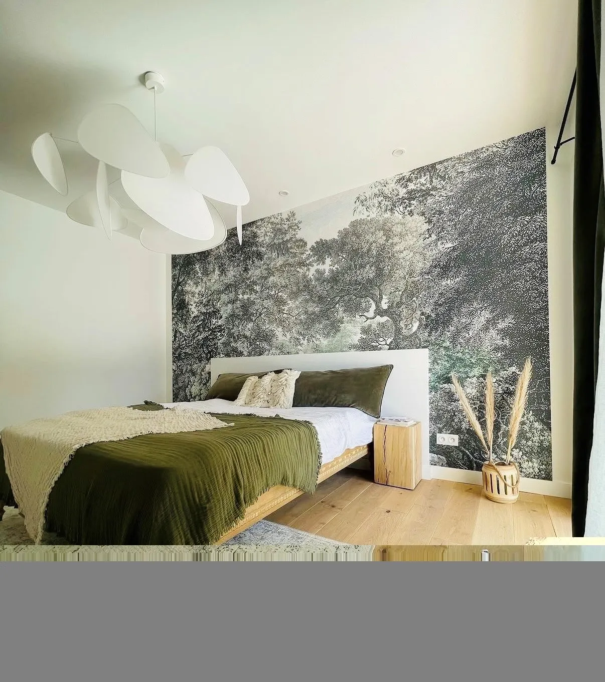 Chambre avec papier peint panoramique motif forêt noir et vert, parquet bois, linge de lit kaki — LK Peinture Aude