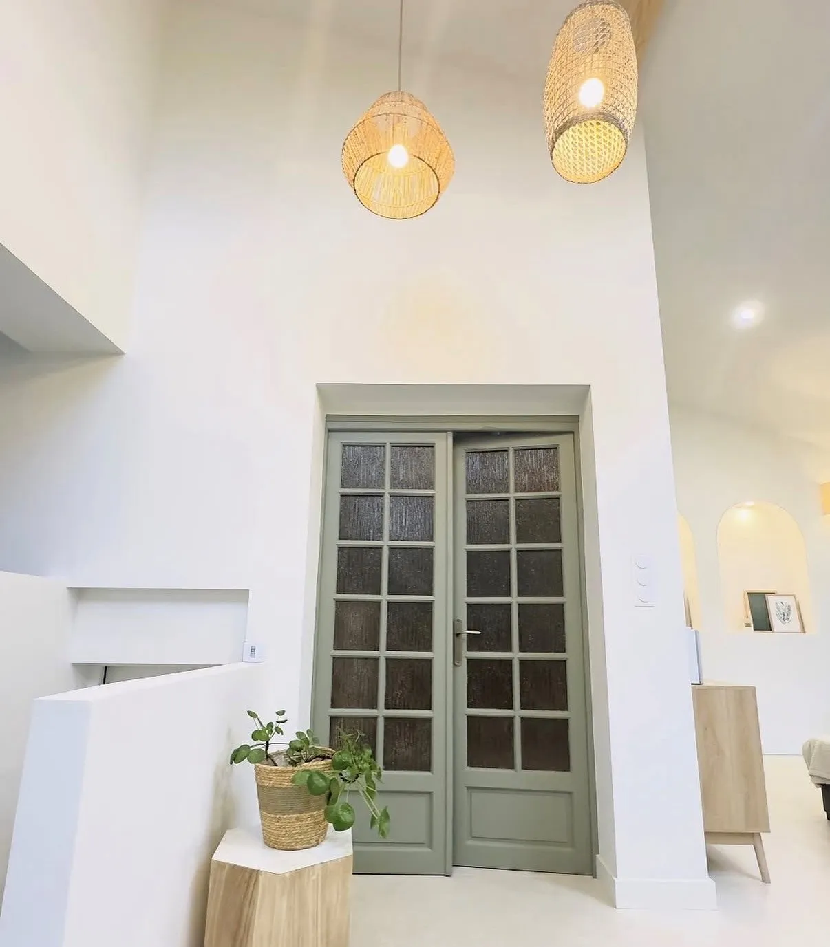 Couloir rénové avec porte sage green et éléments rotin — travaux d'intérieur LK Peinture dans l'Aude