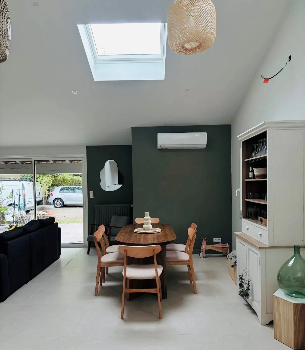 Séjour rénové par LK Peinture dans l'Aude — mur accent vert forêt, velux et espace de vie lumineux